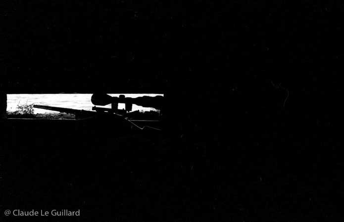 Chasse de nuit aux oiseaux migrateurs, en baie du Mont Saint-Michel, dans un gabion