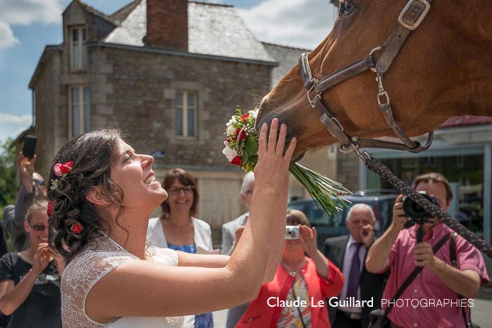 Mariée à la sortie de l'église avec son cheval