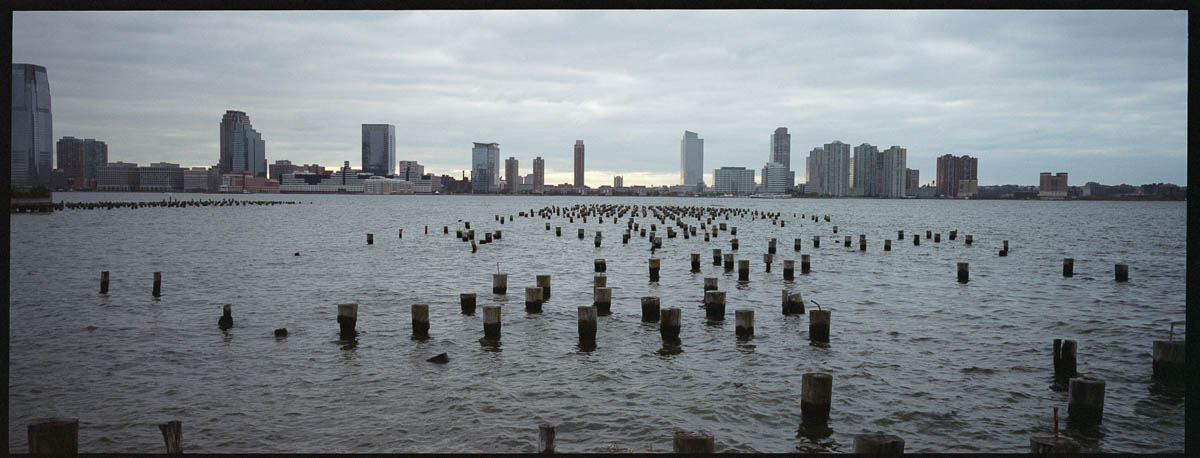 Pieux dans l'Hudson river avec Jersey city en arrière plan, le 23/10/04