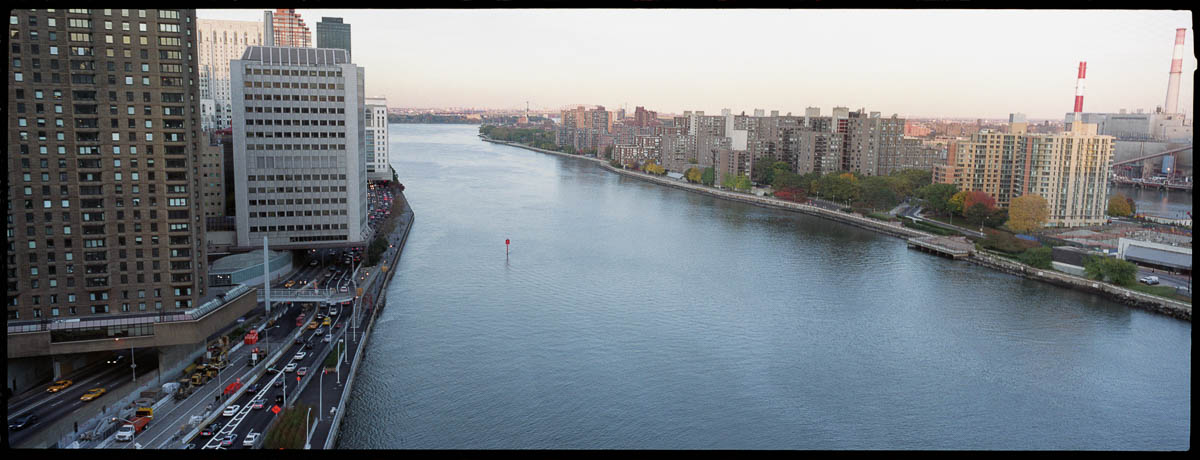 East river, vue du téléphérique entre Manhattan et Roosevelt Island, le 28/10/04