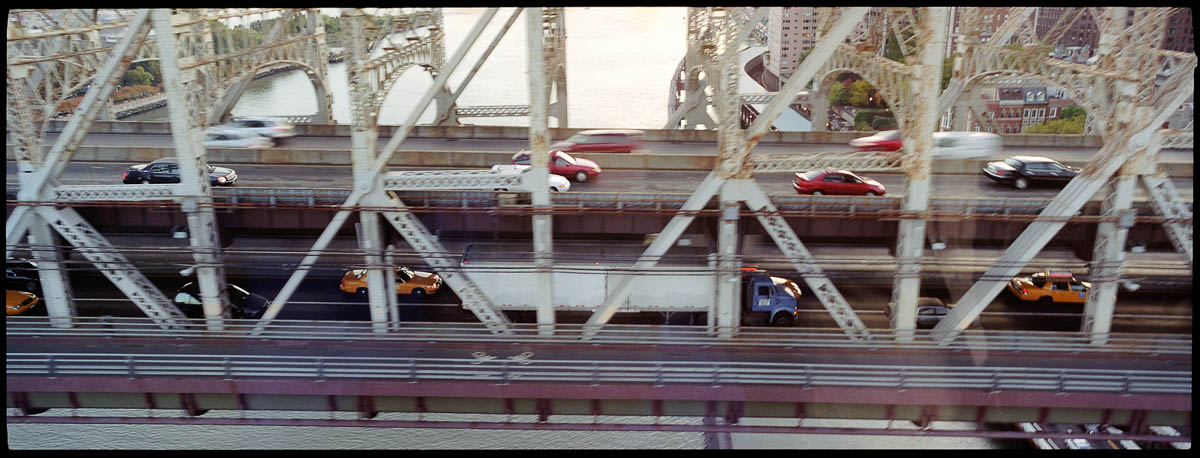 NEW YORK, VIEW ON THE QUEENSBORO BRIDGE FROM THE TRAMWAY BETWEEN MANHATTAN AND ROOSEVELT ISLAND, 2004/10/28