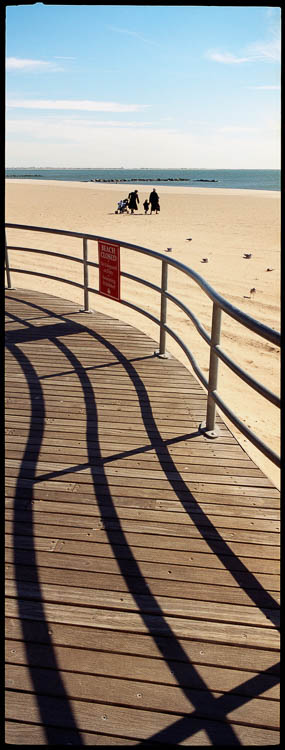NEW YORK, Femmes avec poussette sur la plage de Coney Island, le 01/11/04