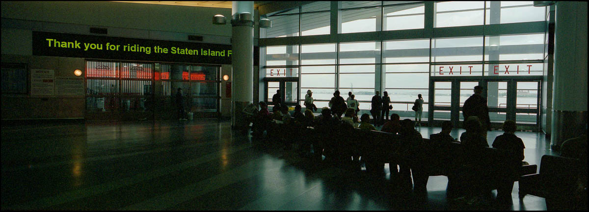 NEW YORK, HALL D'EMBARQUEMENT POUR STATEN ISLAND, LE 04/06/2006